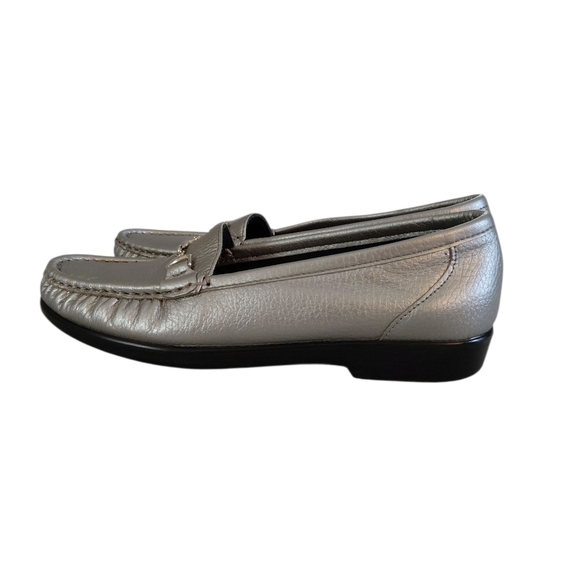NEW SAS Metro Wonen's Tripad Comfort Leather Metallic Silver Penny Loafers 6.5 - Picture 5 of 11